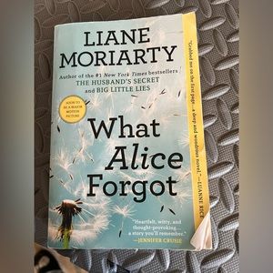 📖2/$10 books📖 What Alice Forgot
